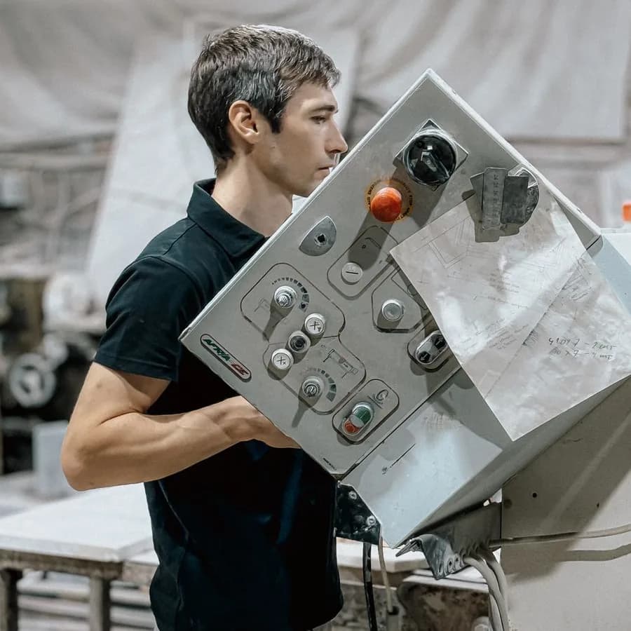 Trabalhador operando maquinário industrial